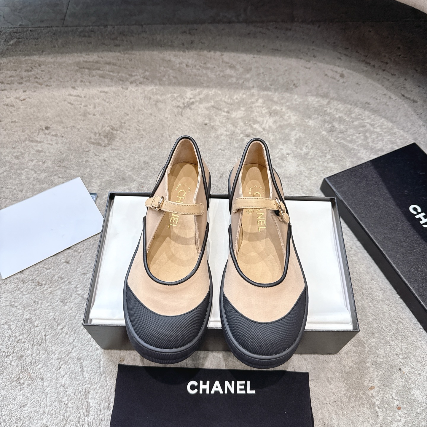 CHANEL キャンバスシューズ インフルエンサーや芸能人も大推し 足が細く長く見える 愛嬌のあるレトロなシルエット キャンバス 水染め牛革
