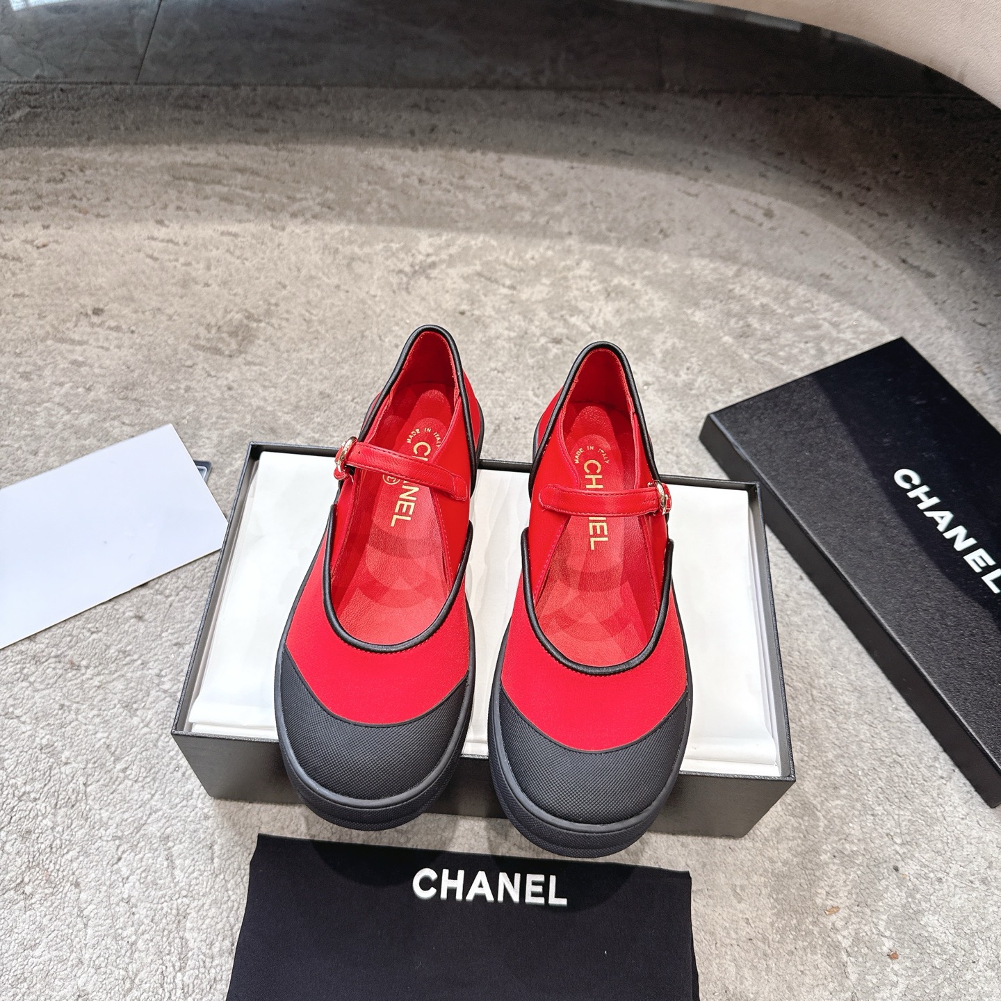 CHANEL キャンバススニーカー インフルエンサーや芸能人も大推し 脚を細く長く見せる 愛らしいレトロなシルエット キャンバス 水染め牛革