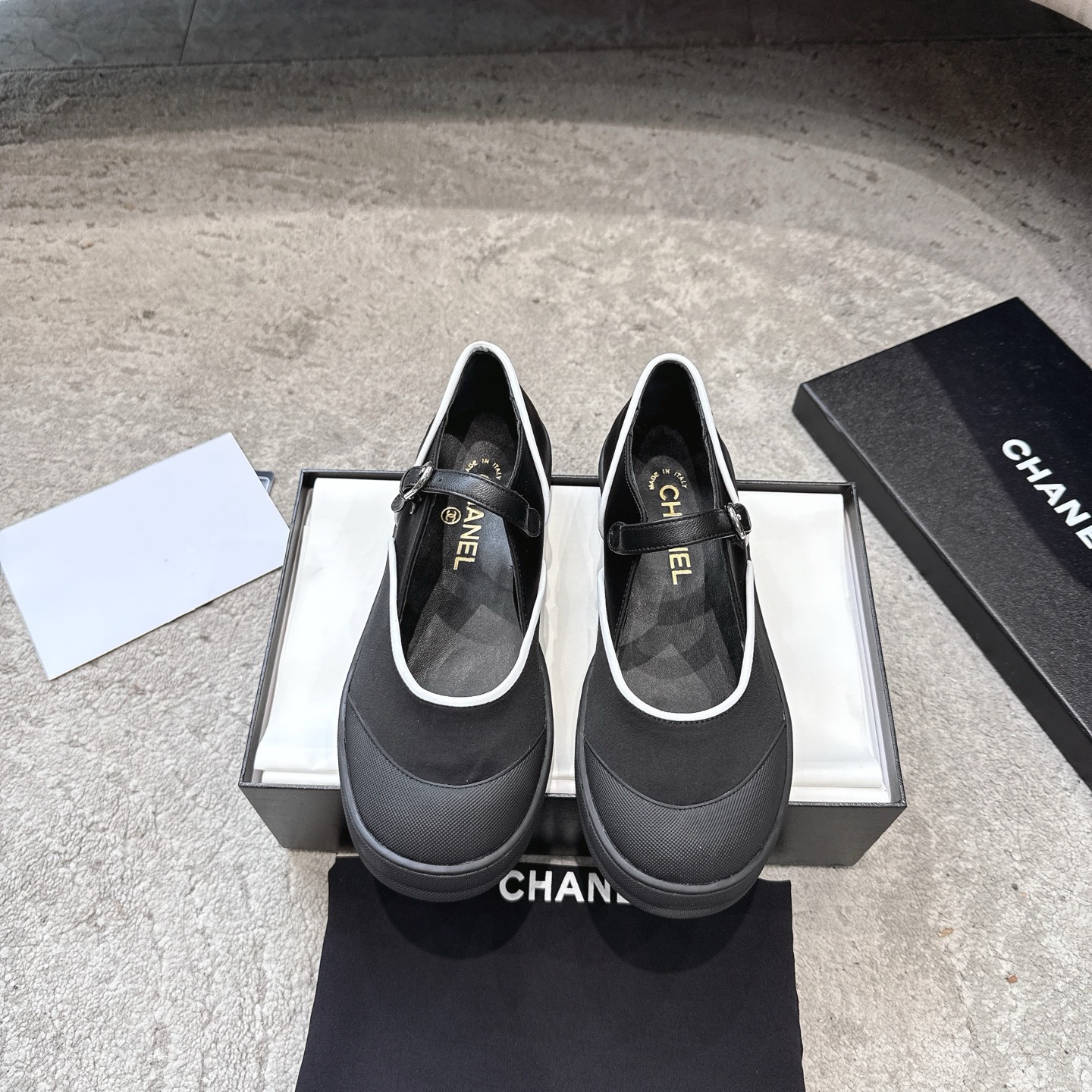 CHANEL キャンバスシューズ インフルエンサーや芸能人も大推し 脚痩せ・脚長効果 愛嬌のあるレトロなフォルム キャンバス 水染め牛革