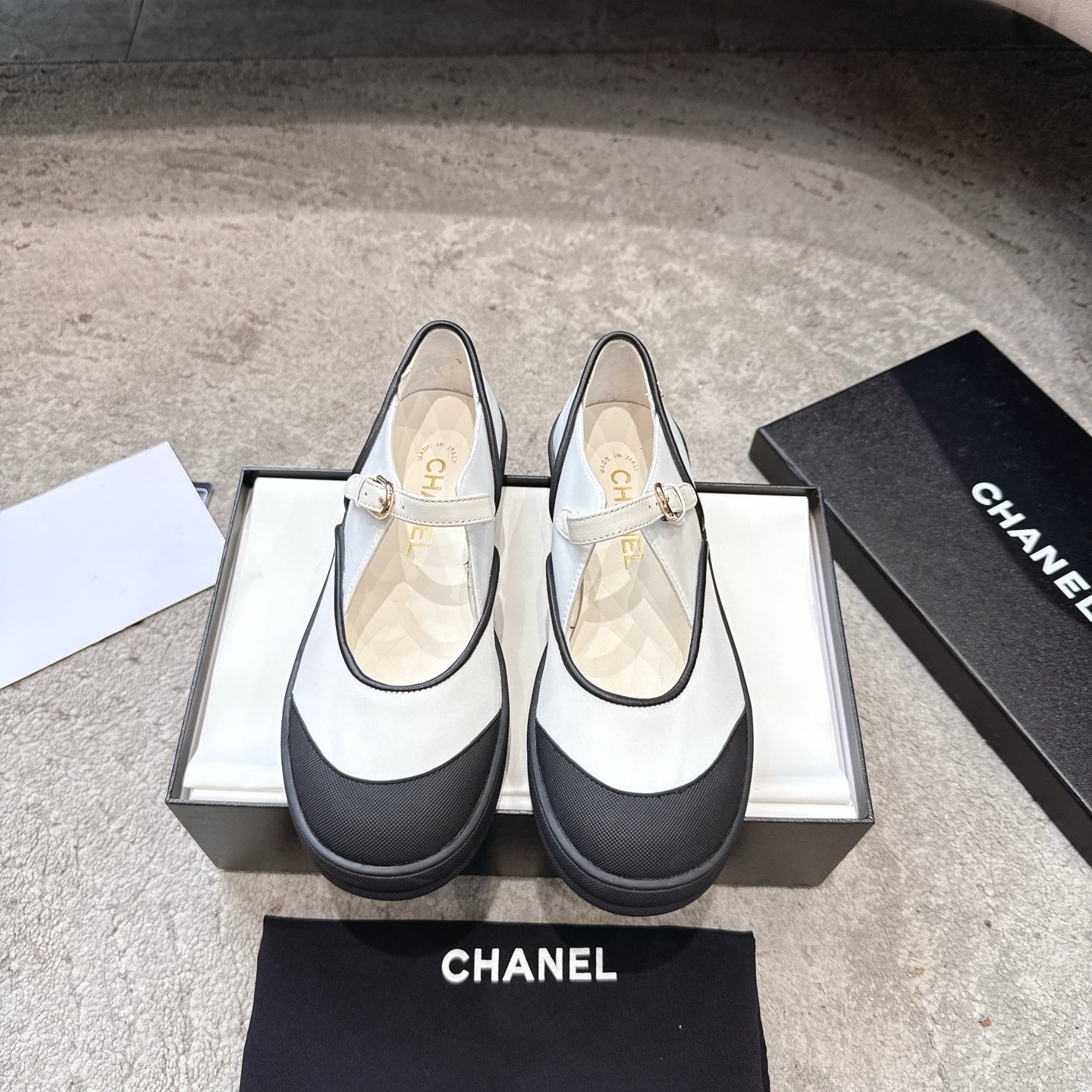 CHANEL canvas sneakers, populair bij influencers en sterren, maken je benen slanker en langer, schattige retro look, canvas, watergeverfd rundsleer