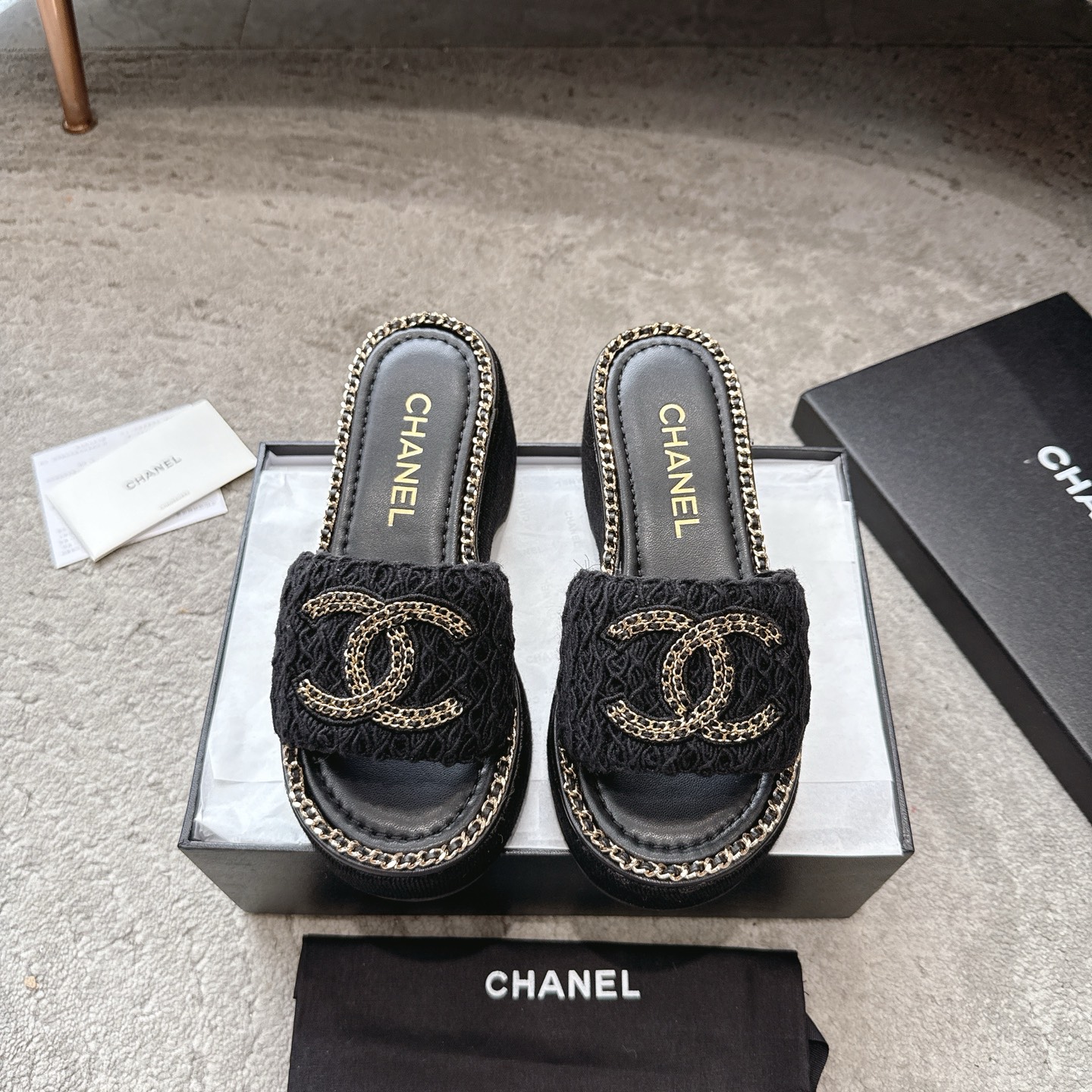 Шлёпанцы CHANEL из телячьей кожи, визуально удлиняют ноги, элегантная модель