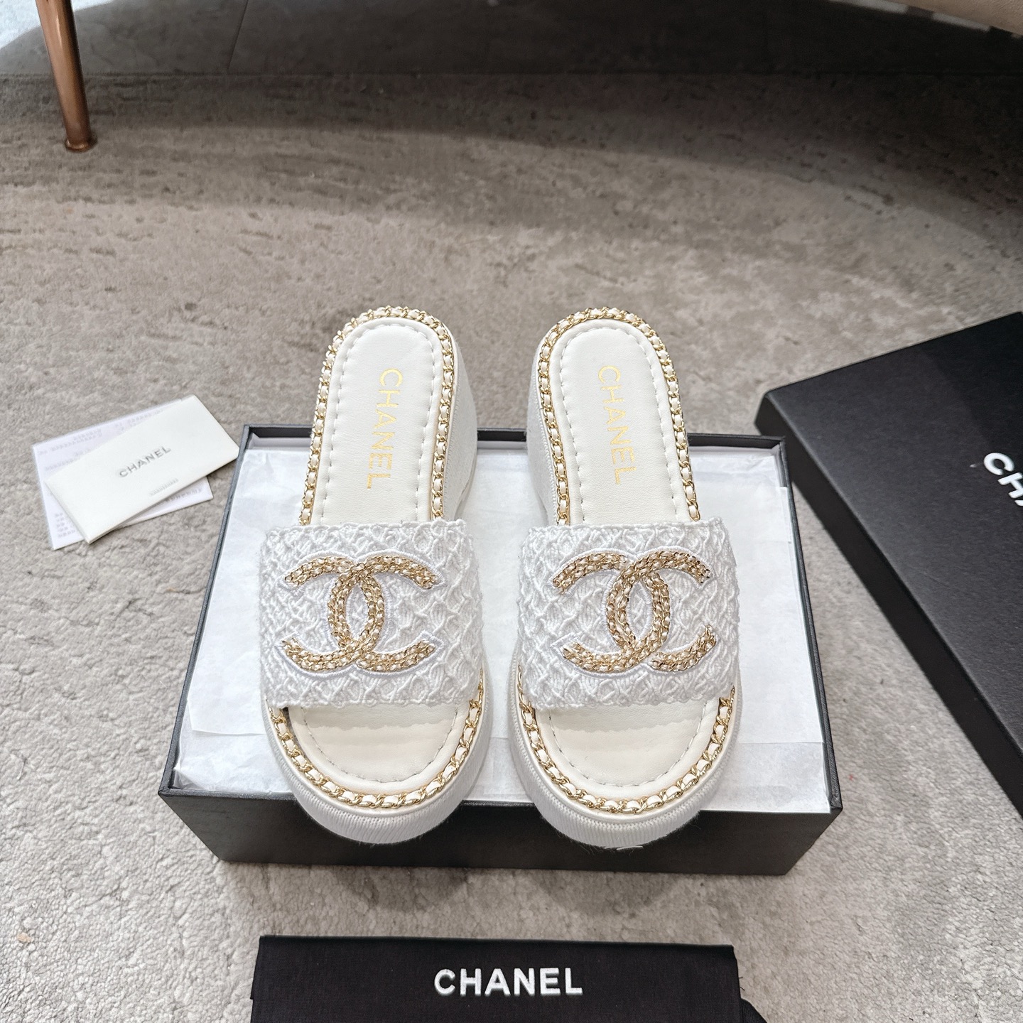 Шлёпанцы CHANEL из телячьей кожи, визуально удлиняют ноги и придают белизну, элегантная модель