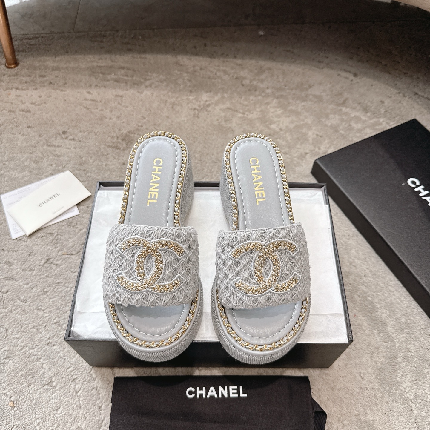 Шлёпанцы CHANEL из телячьей кожи, визуально удлиняют ноги и придают белизну, элегантная модель