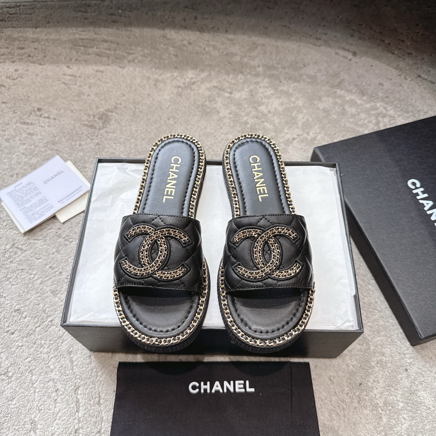 Шлёпанцы CHANEL из телячьей кожи, визуально удлиняют ноги, элегантная модель