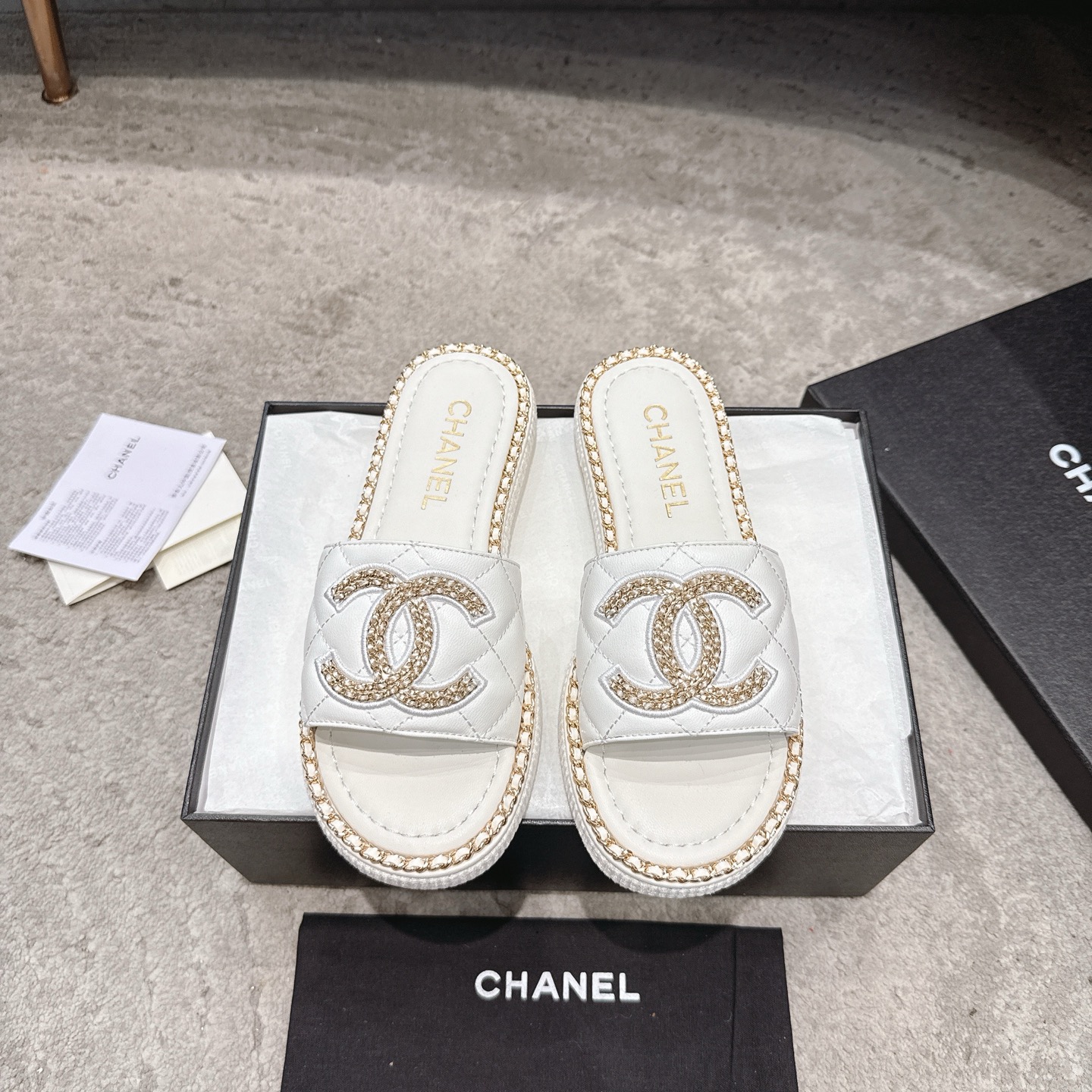 Шлёпанцы CHANEL из телячьей кожи, визуально удлиняют ноги, элегантная модель