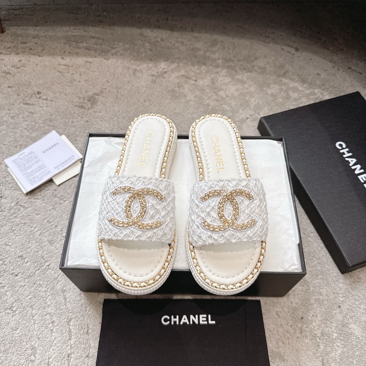 Шлёпанцы CHANEL из телячьей кожи, визуально удлиняют ноги, элегантная модель