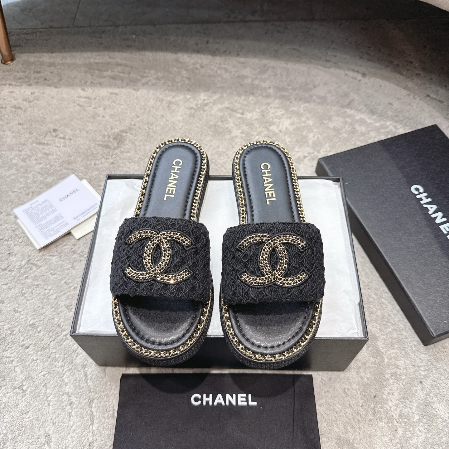 Шлёпанцы CHANEL из телячьей кожи, визуально удлиняют ноги и придают белизну, элегантная модель