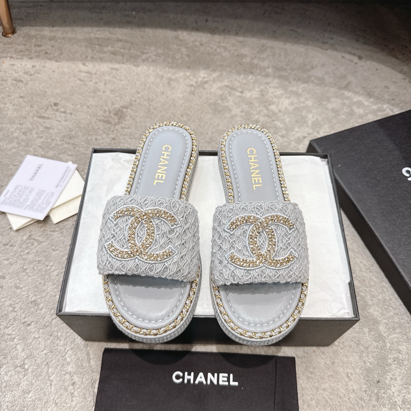 Шлёпанцы CHANEL из телячьей кожи, визуально удлиняют ноги и придают белизну, элегантная модель
