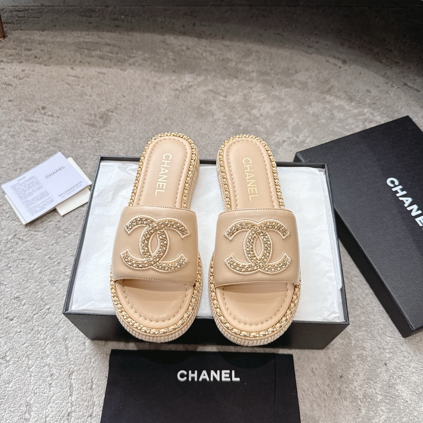 Шлёпанцы CHANEL из телячьей кожи, визуально удлиняют ноги, элегантная модель