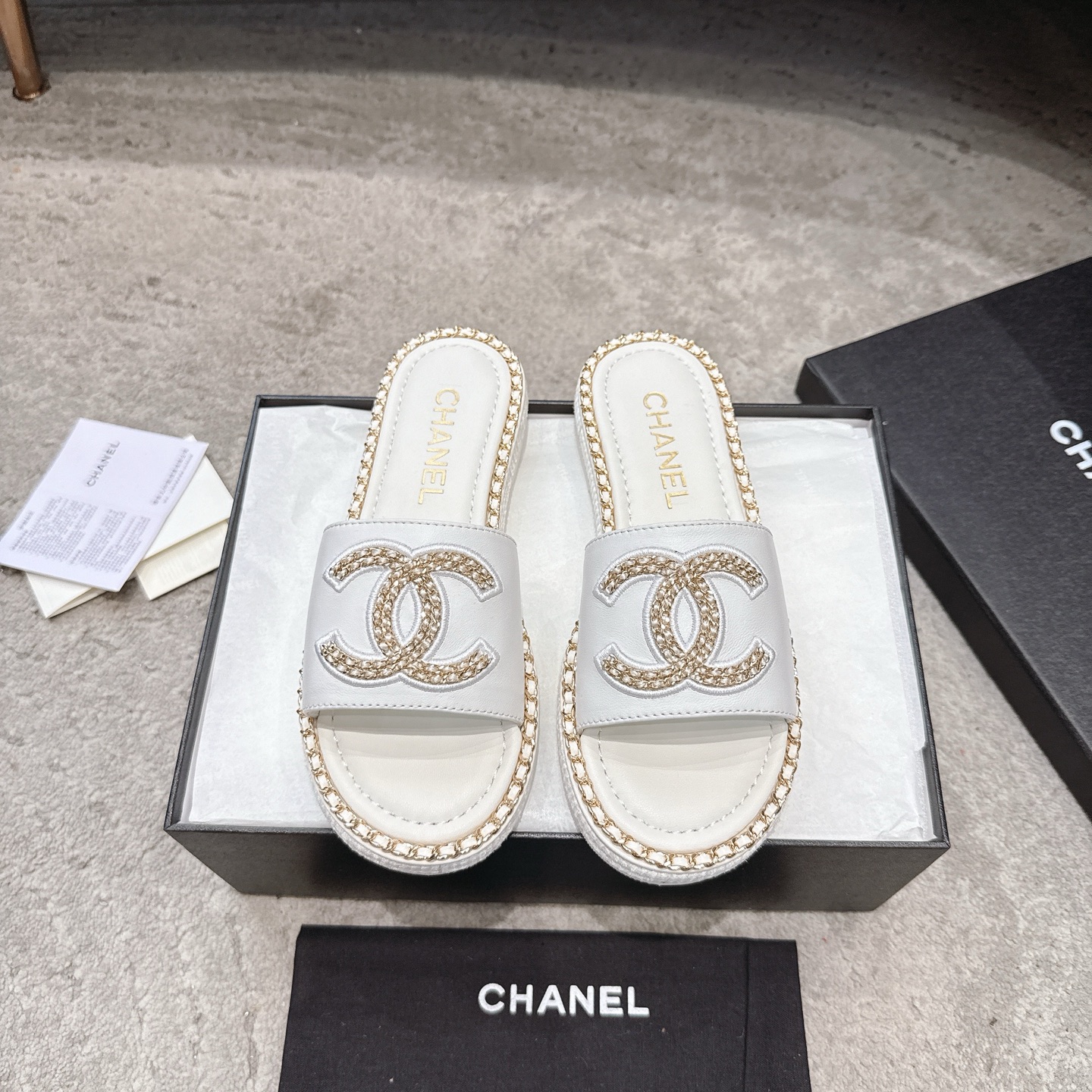 CHANEL サンダル カーフスキン 足元を白く見せる 上品なデザイン