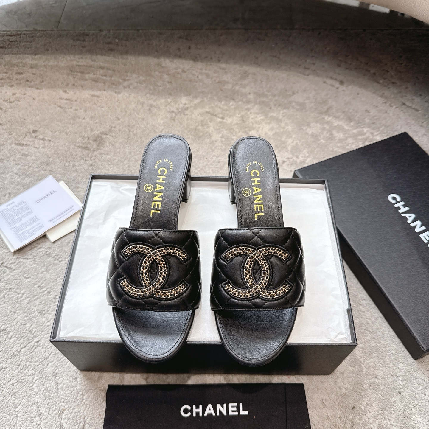 CHANEL サンダル カーフレザー 足元を白く見せる 上品なデザイン