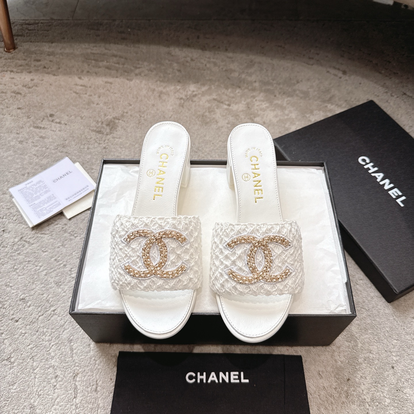CHANEL サンダル カーフスキン 足元を白く見せる 上品なデザイン