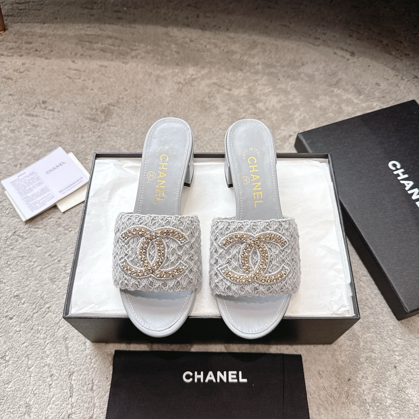 CHANEL サンダル カーフスキン 足元を白く見せる 上品なデザイン