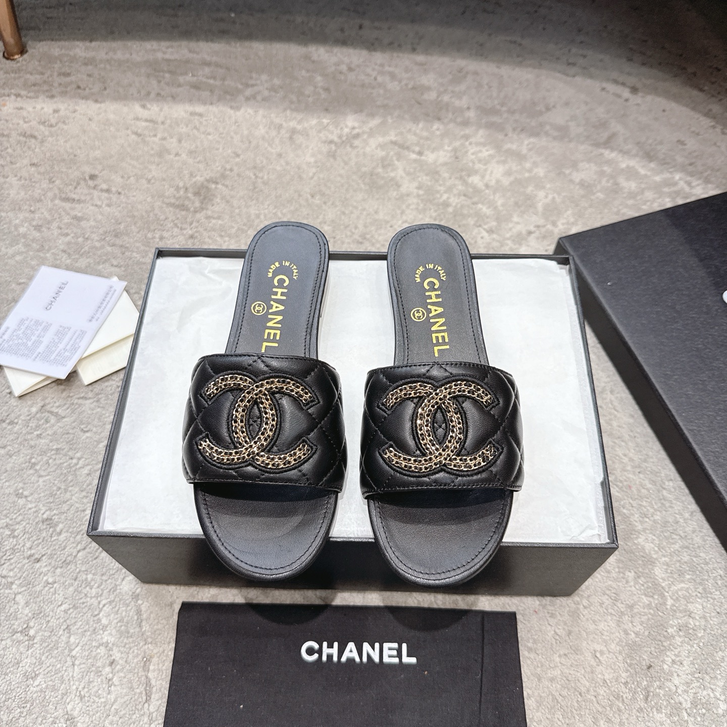 CHANEL サンダル カーフスキン 足元を白く見せる 上品なデザイン