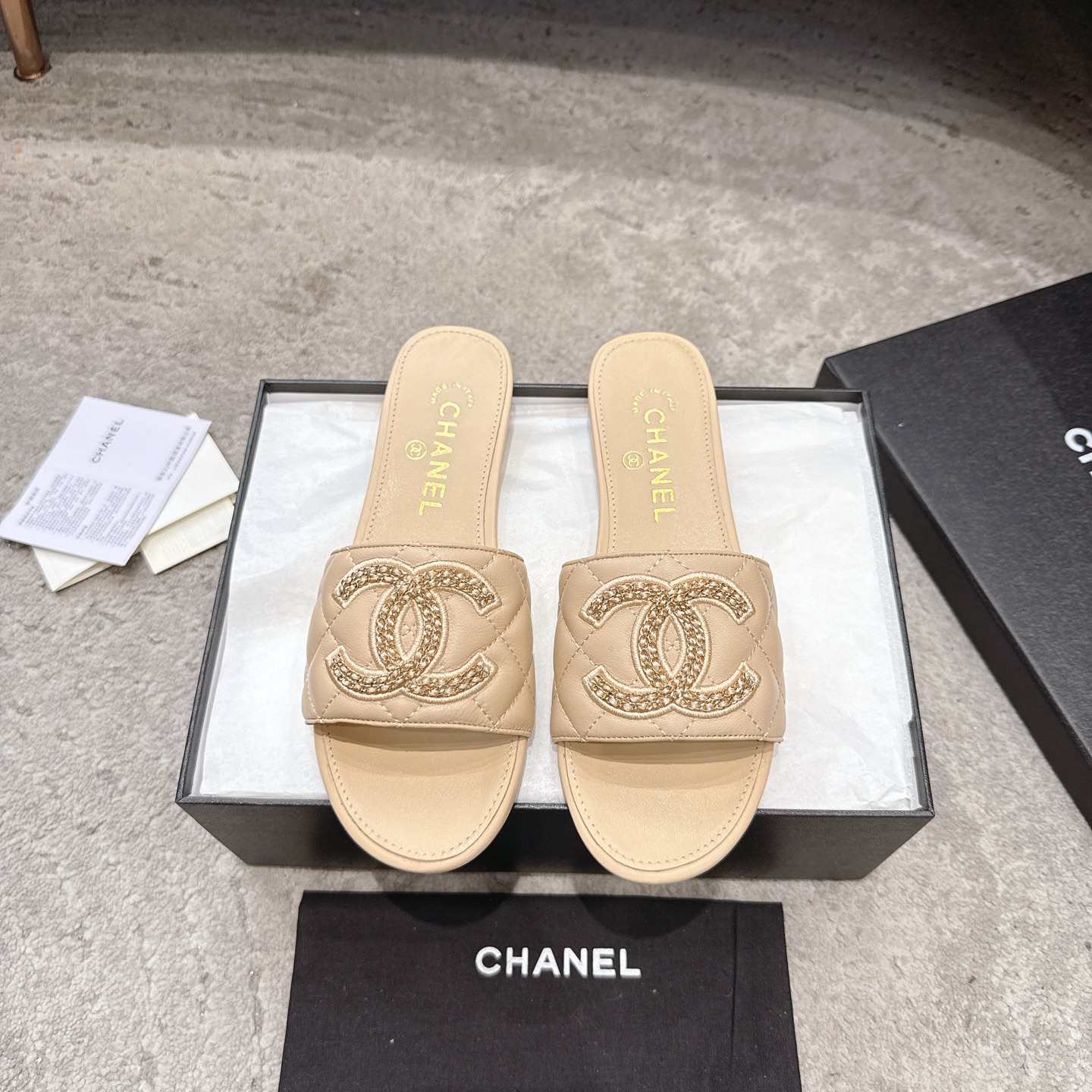 CHANEL サンダル カーフスキン 足元を白く見せる 上品なデザイン