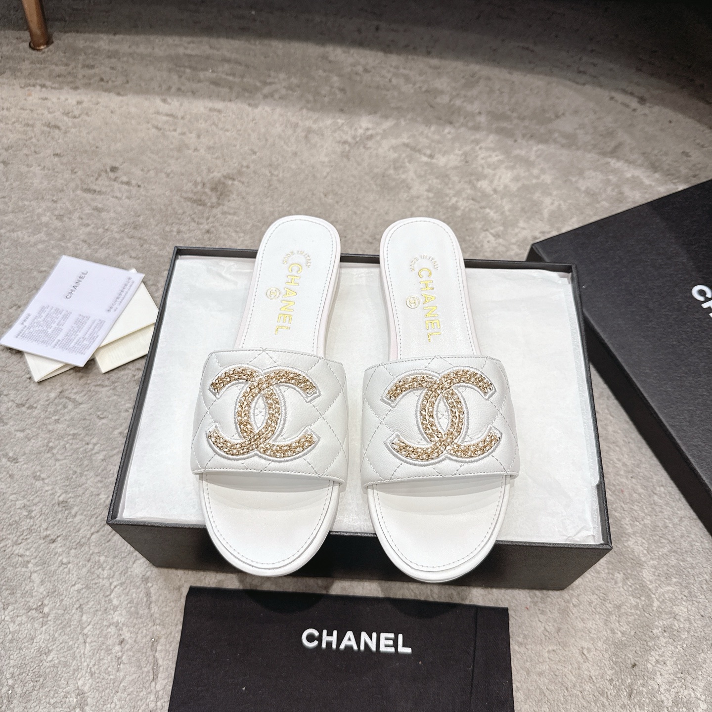 CHANEL サンダル カーフスキン 足元を白く見せる 上品なデザイン