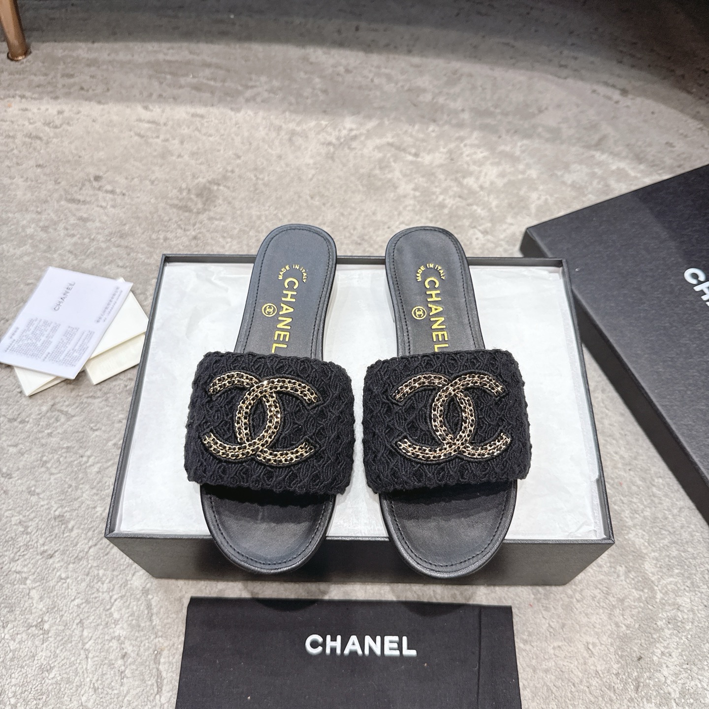 CHANEL サンダル カーフスキン 足元を白く見せる 上品なデザイン