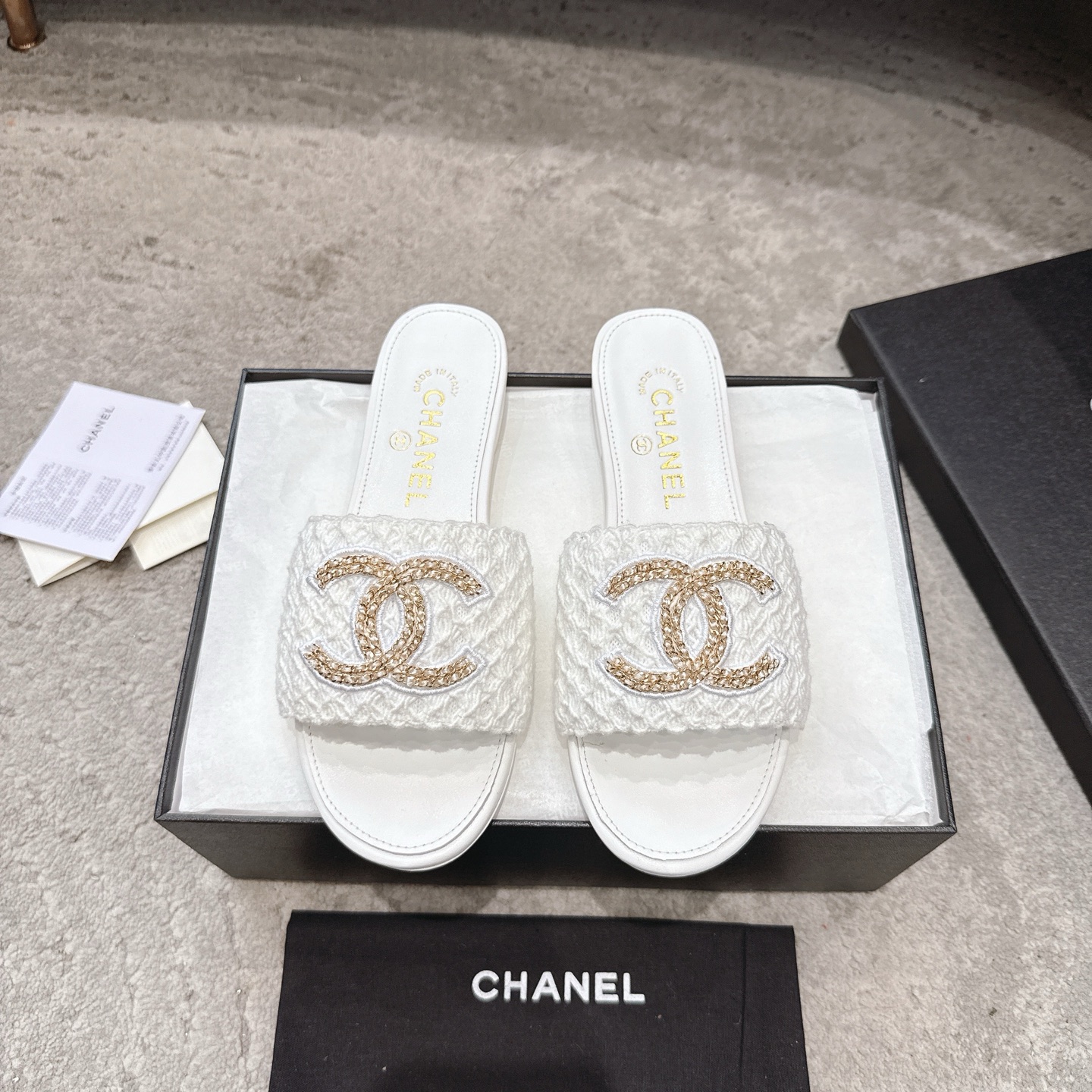CHANEL サンダル カーフスキン 足元を白く見せる 上品なデザイン