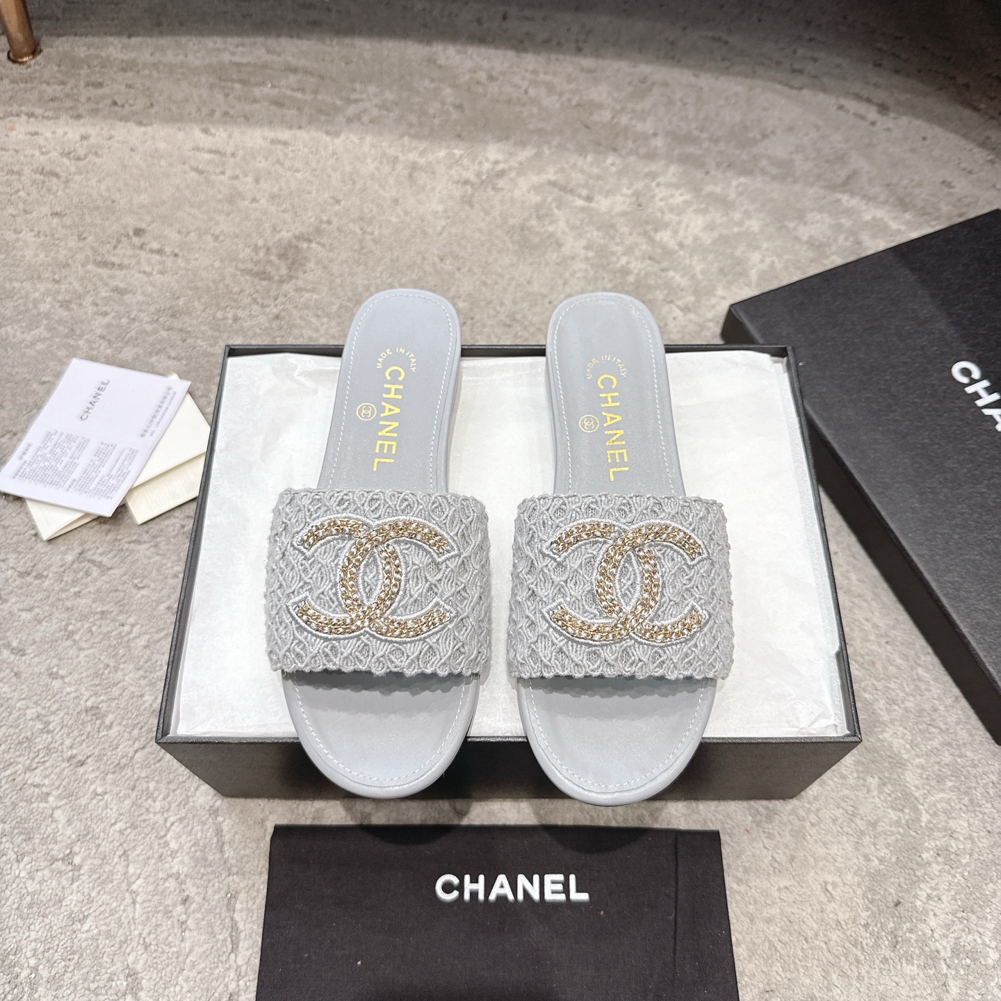 CHANEL サンダル カーフレザー 足元を白く見せる 上品なデザイン