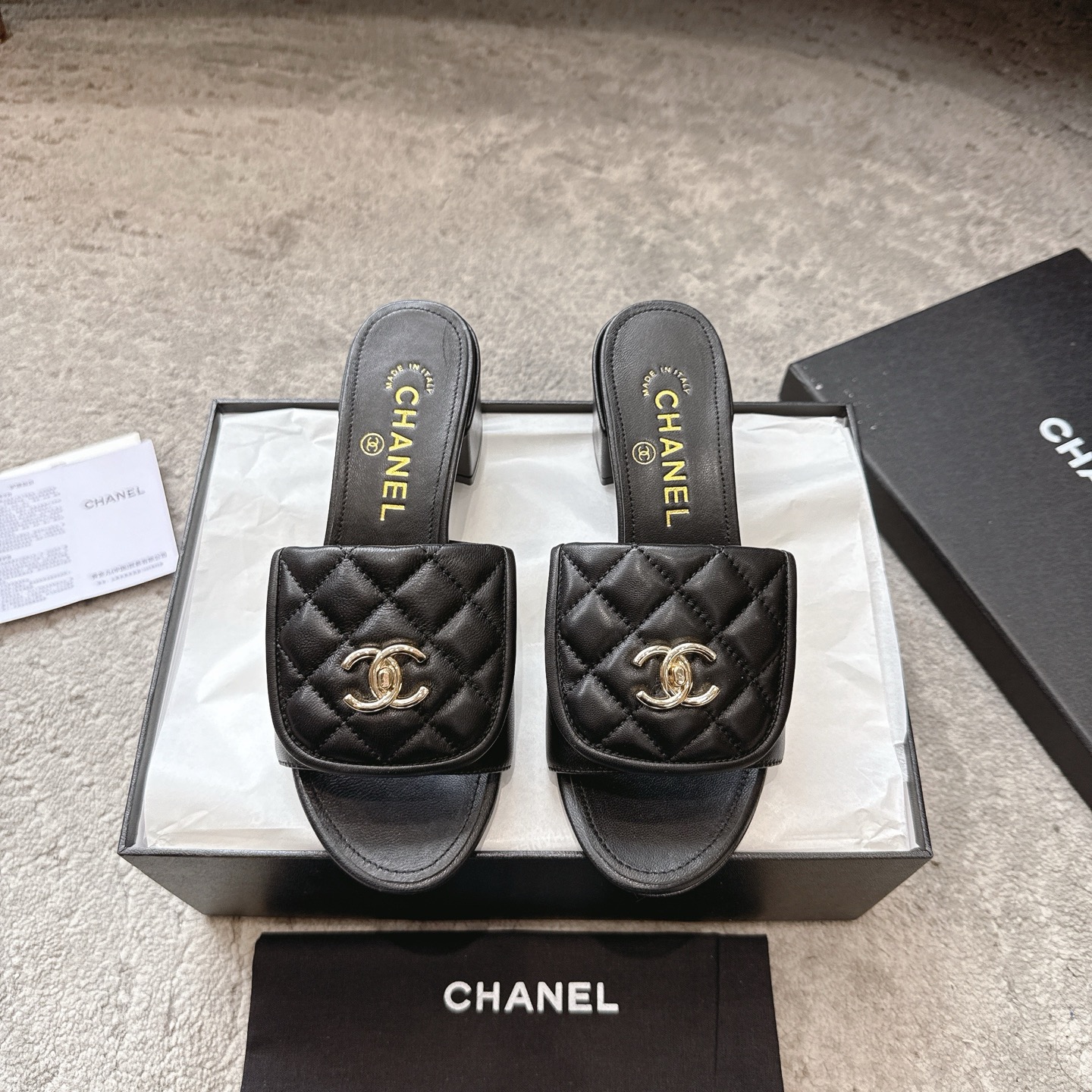 CHANEL 슬리퍼 송아지 가죽 발이 하얘 보이는 우아한 스타일