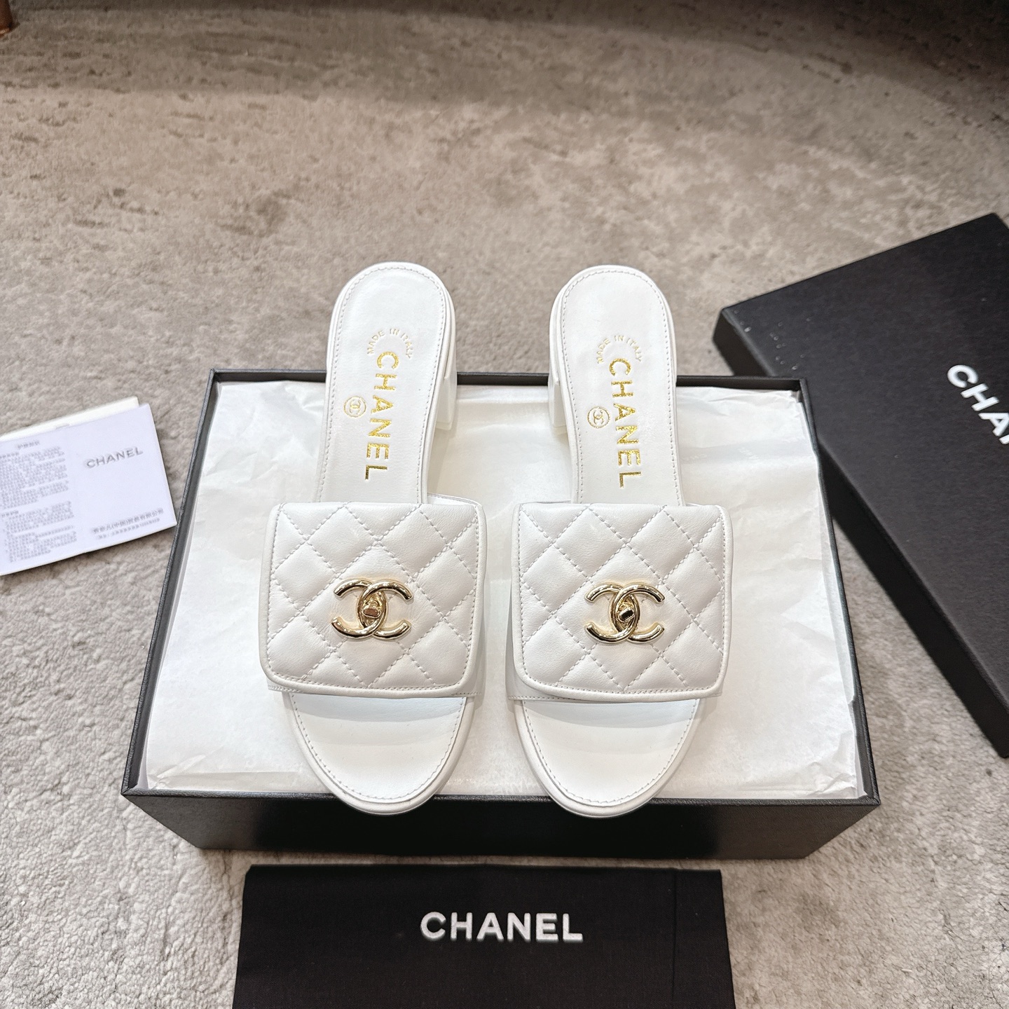 CHANEL 슬리퍼 송아지 가죽 발이 하얗게 보이는 우아한 스타일