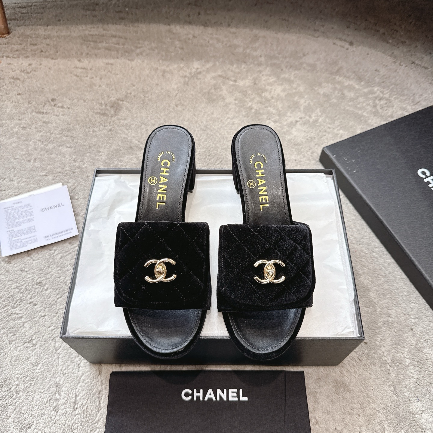 CHANEL 슬리퍼 송아지 가죽 발이 하얘 보이는 우아한 스타일