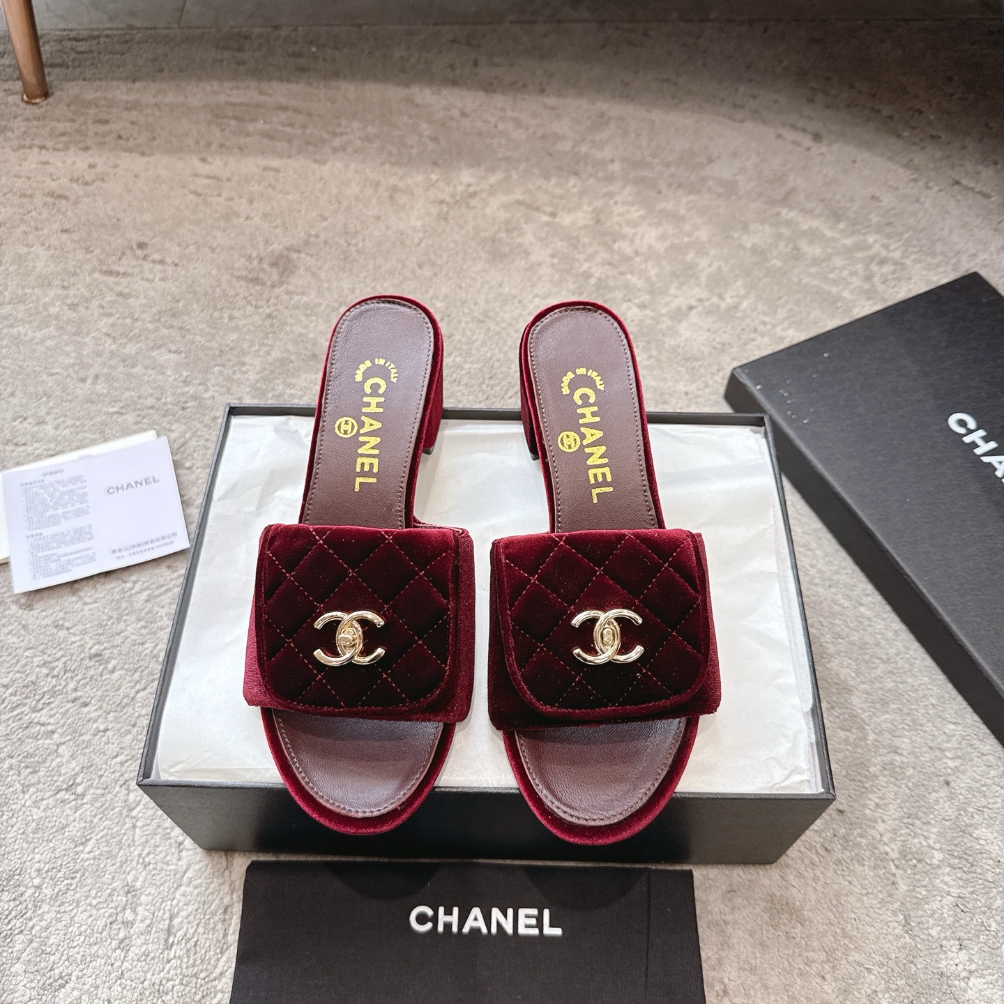 CHANEL 슬리퍼 송아지 가죽 발이 하얗게 보이는 우아한 스타일
