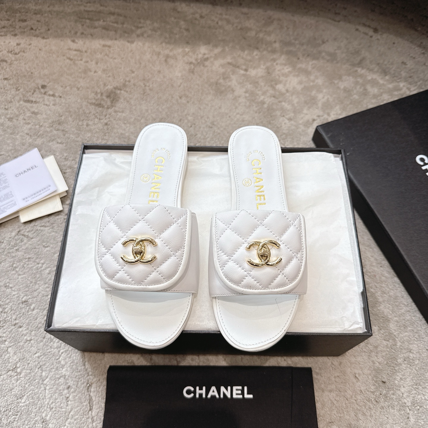 Шлёпанцы CHANEL из телячьей кожи, визуально удлиняют ноги и придают белизну, элегантная модель