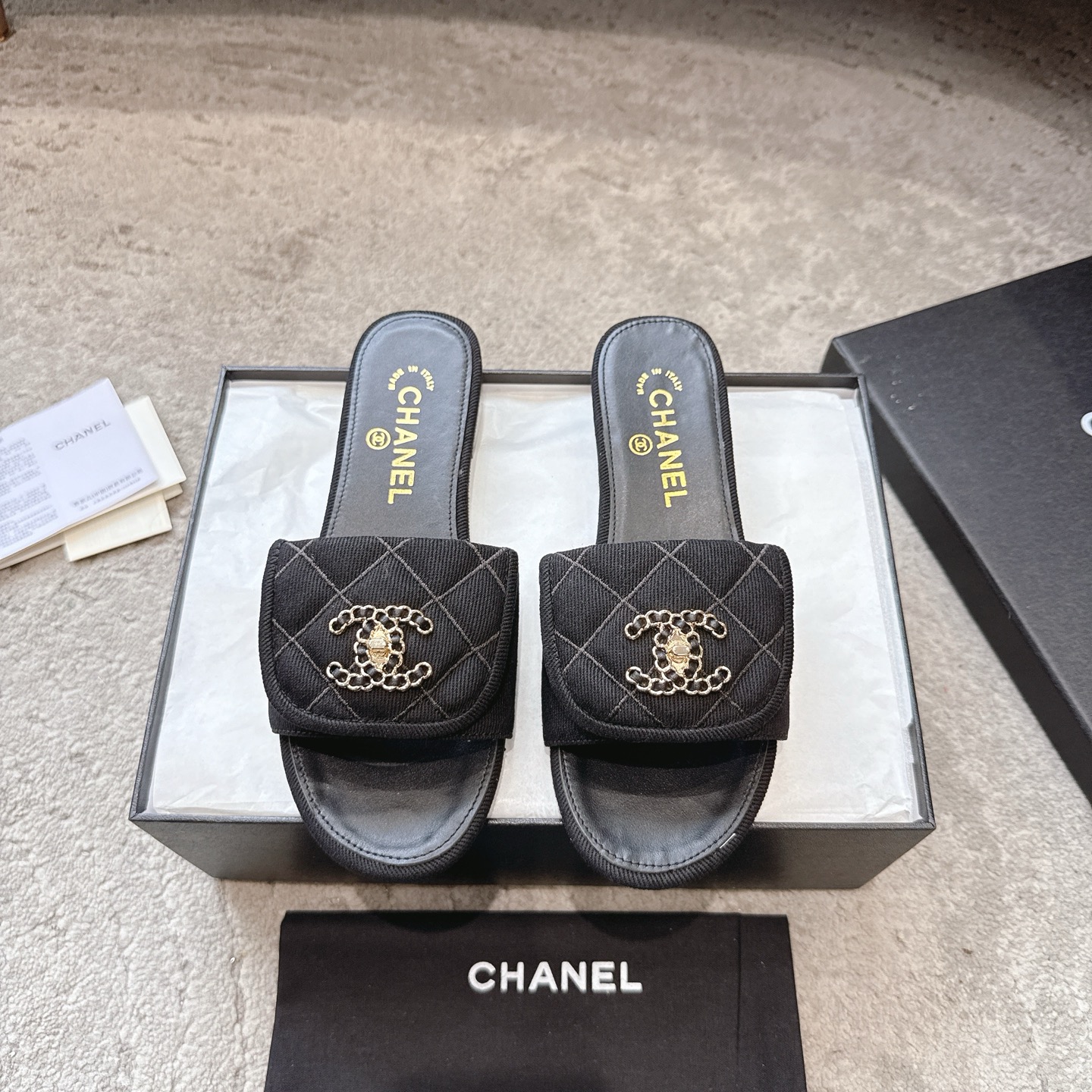 CHANEL 슬리퍼 송아지 가죽 발이 하얘 보이는 우아한 스타일