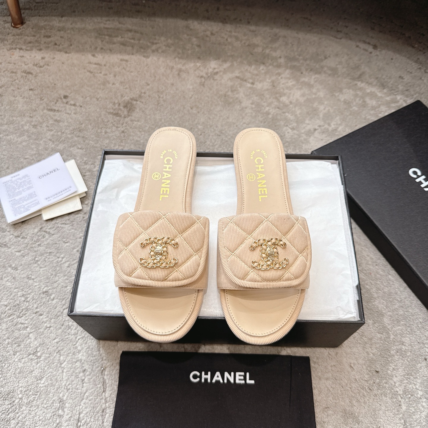 CHANEL 슬리퍼 송아지 가죽 발이 하얘 보이는 우아한 스타일