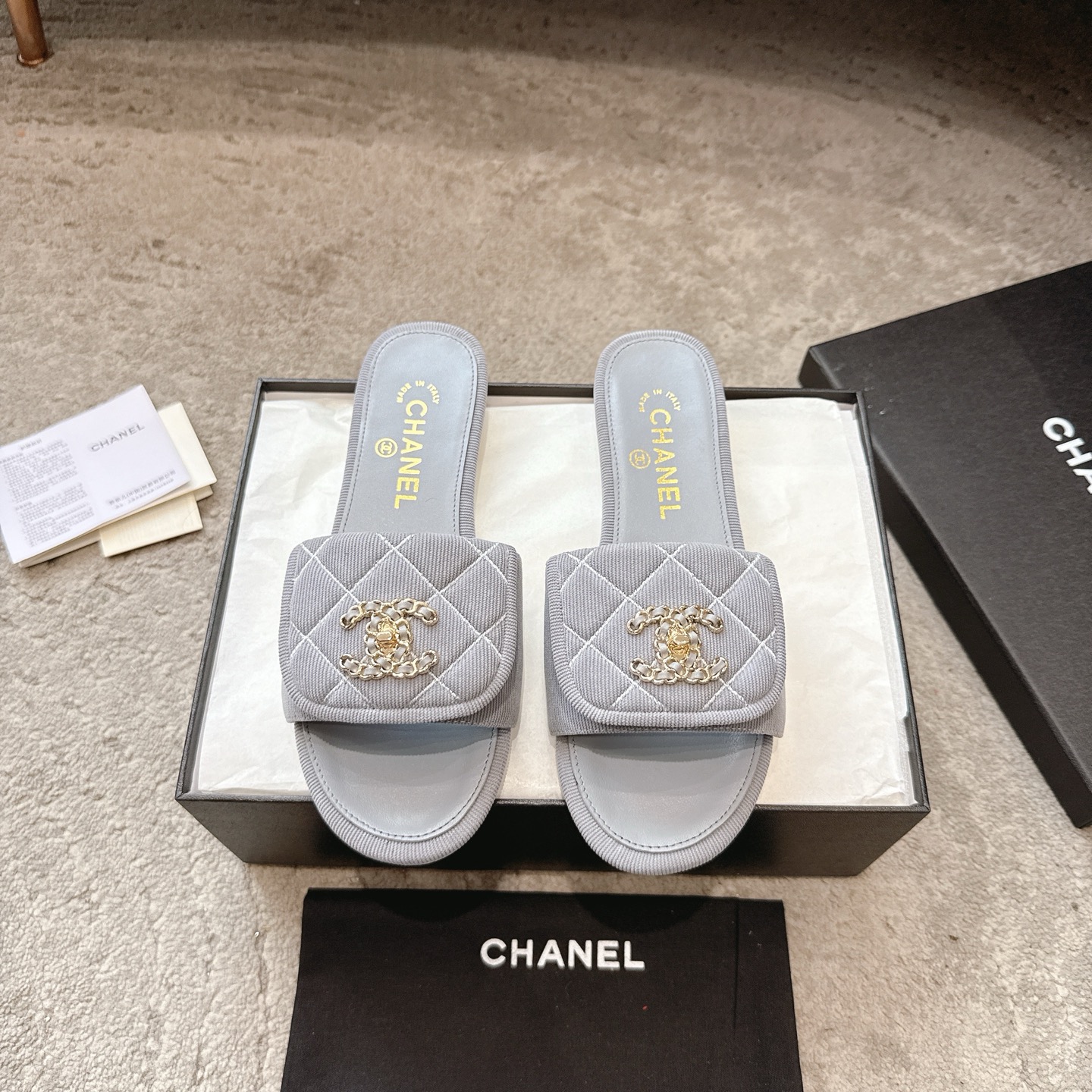 CHANEL 슬리퍼 송아지 가죽 발이 하얘 보이는 우아한 스타일