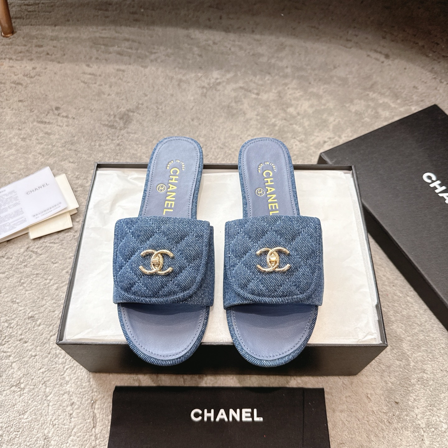 Шлёпанцы CHANEL из телячьей кожи, визуально удлиняют ноги, элегантная модель