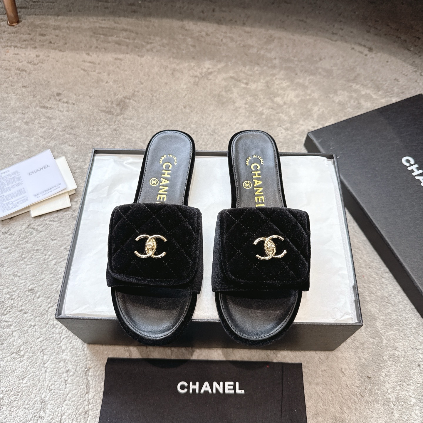 Шлёпанцы CHANEL из телячьей кожи, визуально удлиняют ноги, элегантная модель