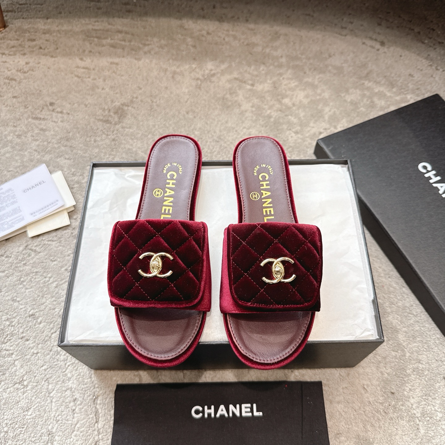 Шлёпанцы CHANEL из телячьей кожи, визуально удлиняют ноги, элегантная модель