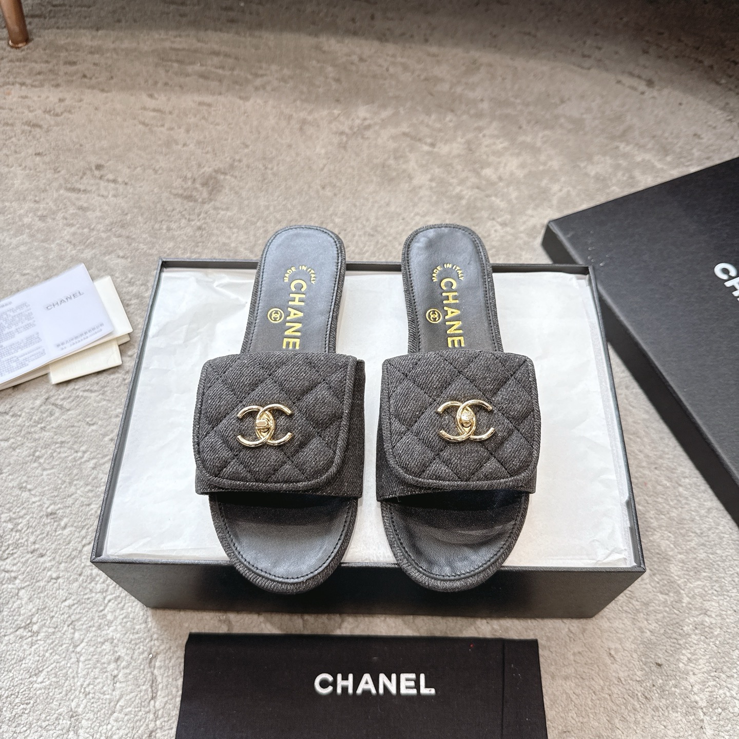 Шлёпанцы CHANEL из телячьей кожи, визуально удлиняют ноги, элегантная модель