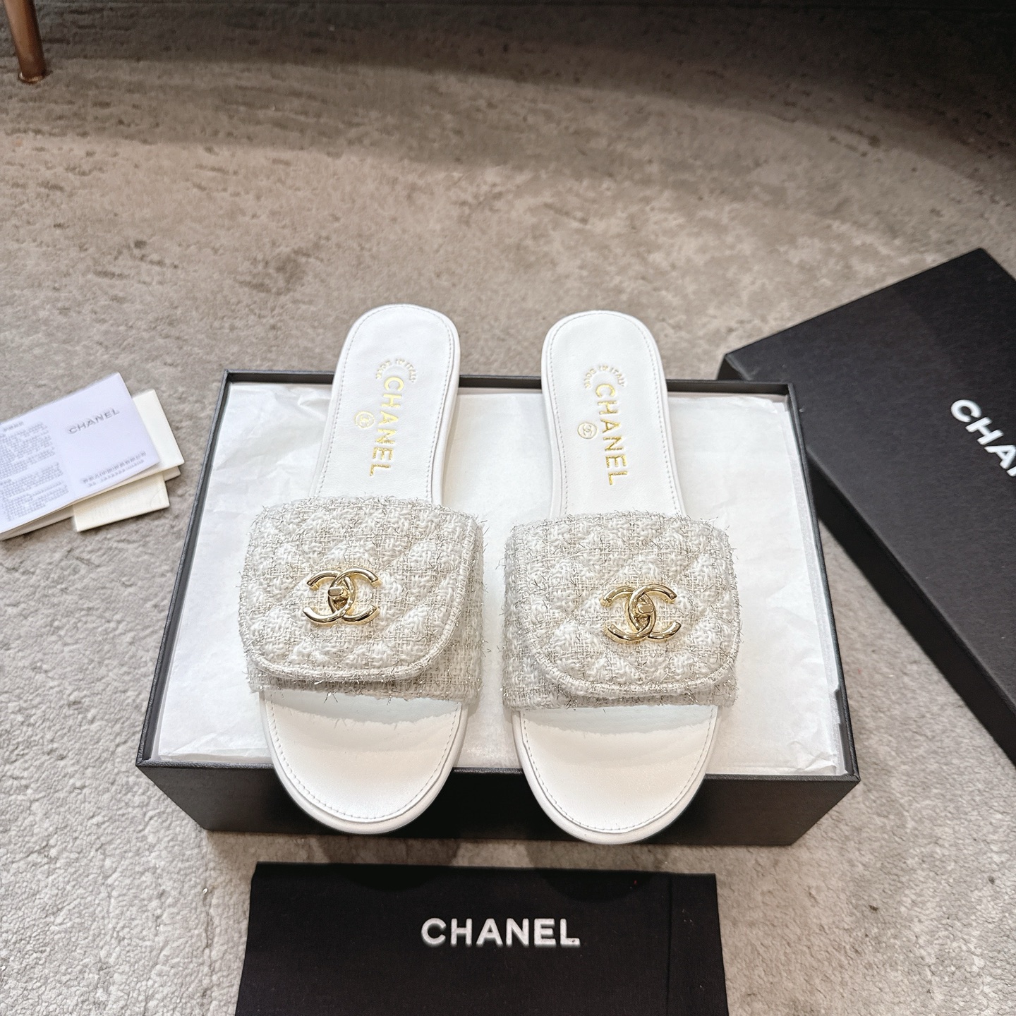 Шлёпанцы CHANEL из телячьей кожи, визуально удлиняют ноги и придают белизну коже, элегантная модель