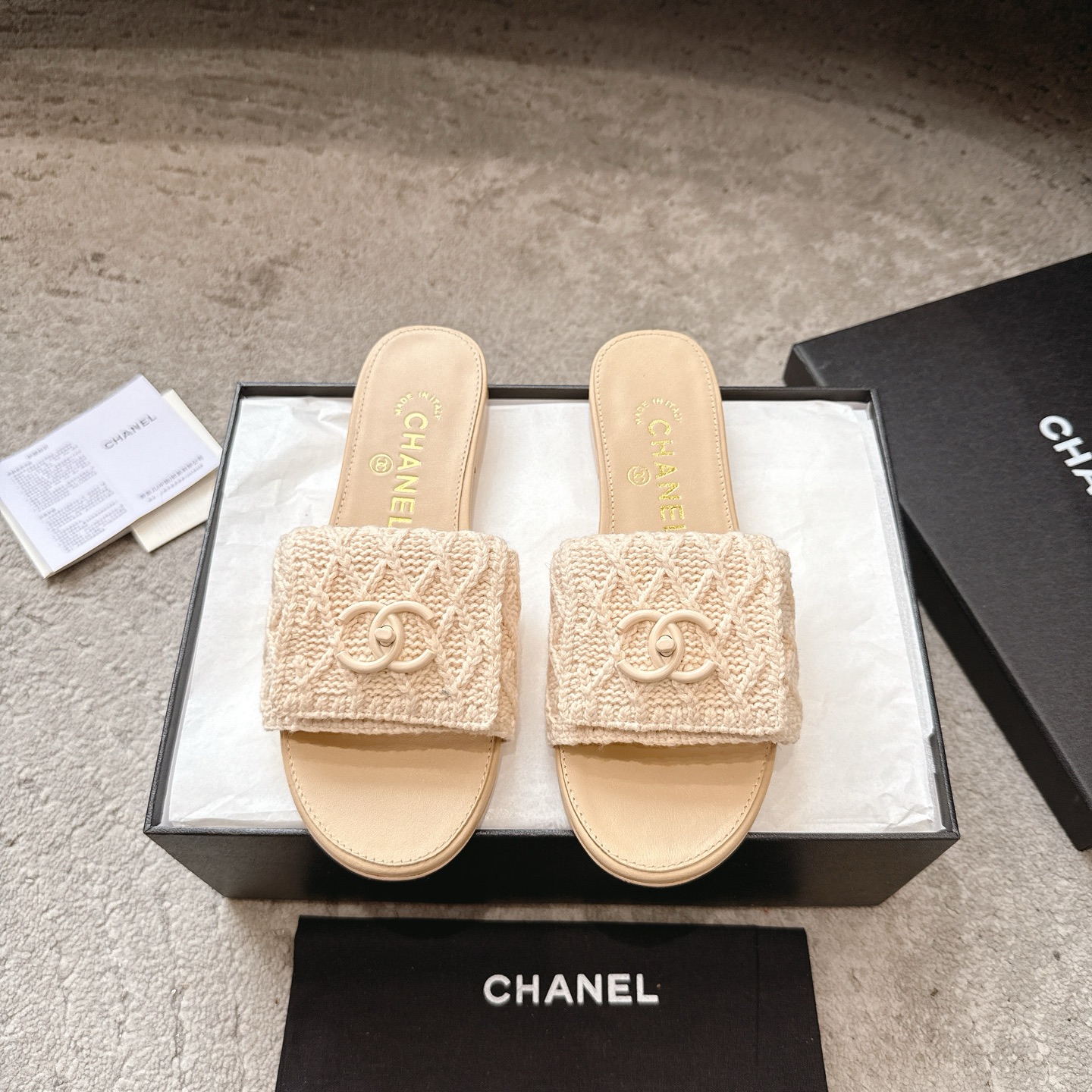 CHANEL 슬리퍼 송아지 가죽 발이 하얘 보이는 우아한 스타일