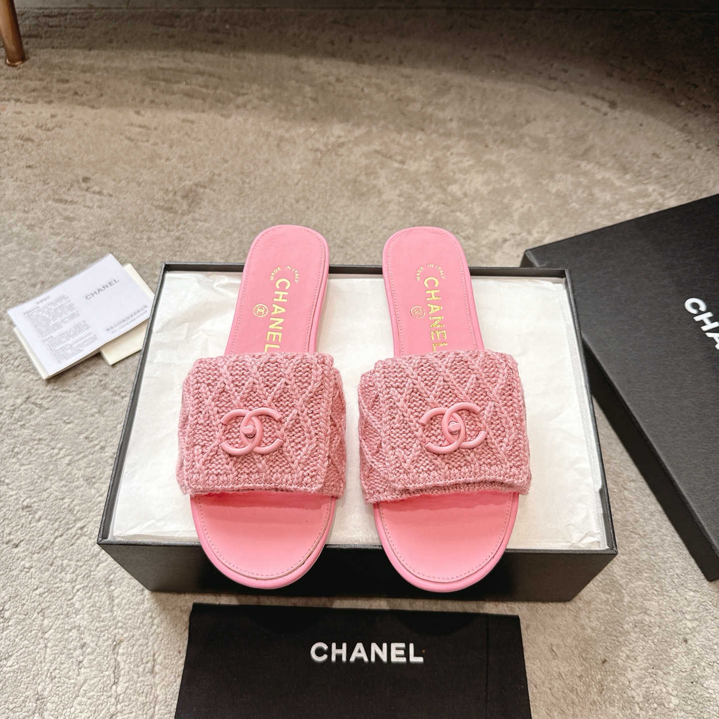 CHANEL 슬리퍼 송아지 가죽 발이 하얘 보이는 우아한 스타일