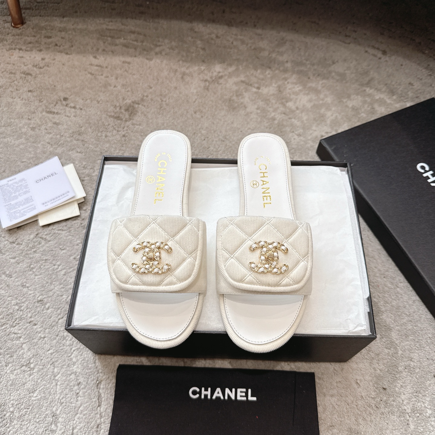 CHANEL サンダル カーフスキン 足元を白く見せる 上品なデザイン