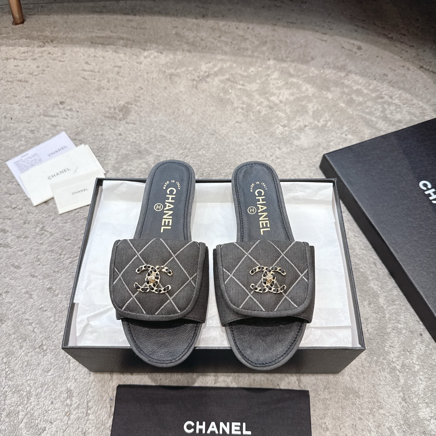 CHANEL サンダル カーフスキン 足元を白く見せる 上品なデザイン