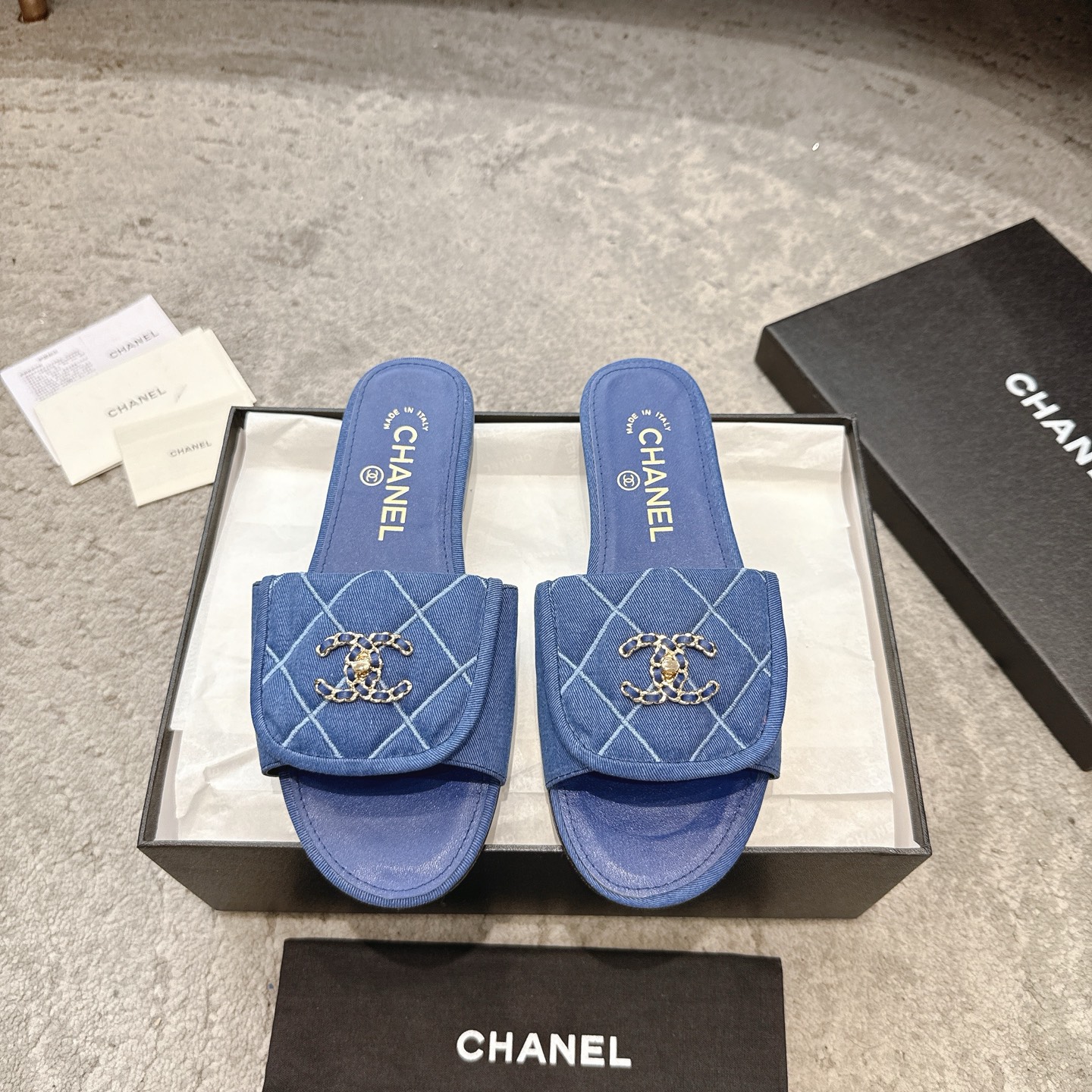 CHANEL サンダル カーフスキン 足元を白く見せる 上品なデザイン