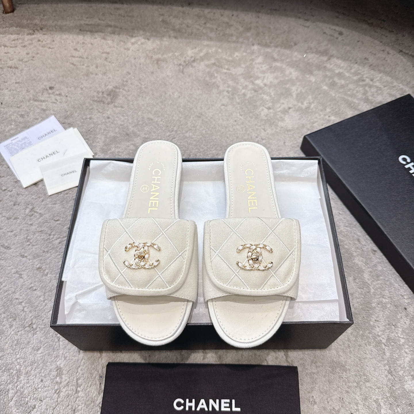 CHANEL サンダル カーフスキン 足元を白く見せる 上品なデザイン