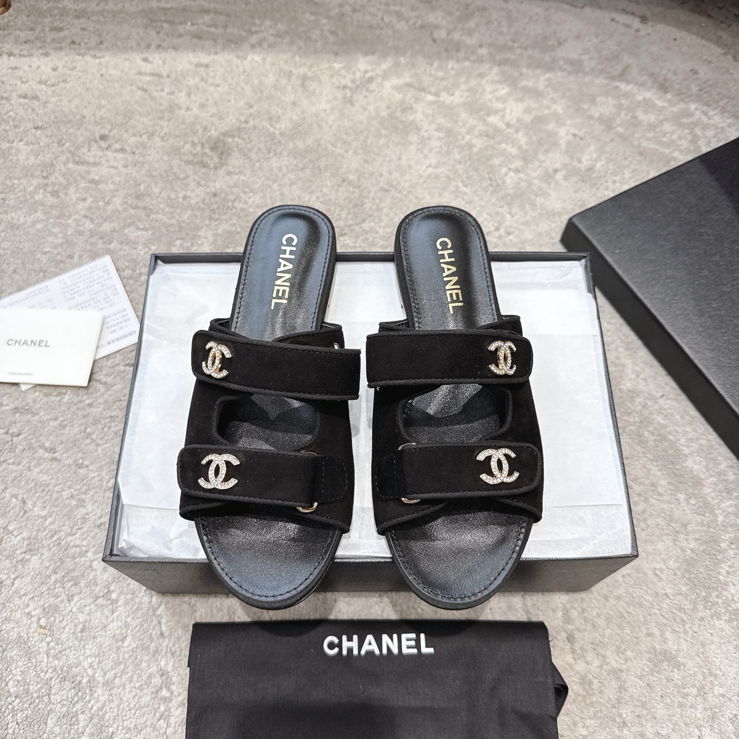 CHANEL 슬리퍼 송아지 가죽 발이 하얗게 보이는 우아한 스타일