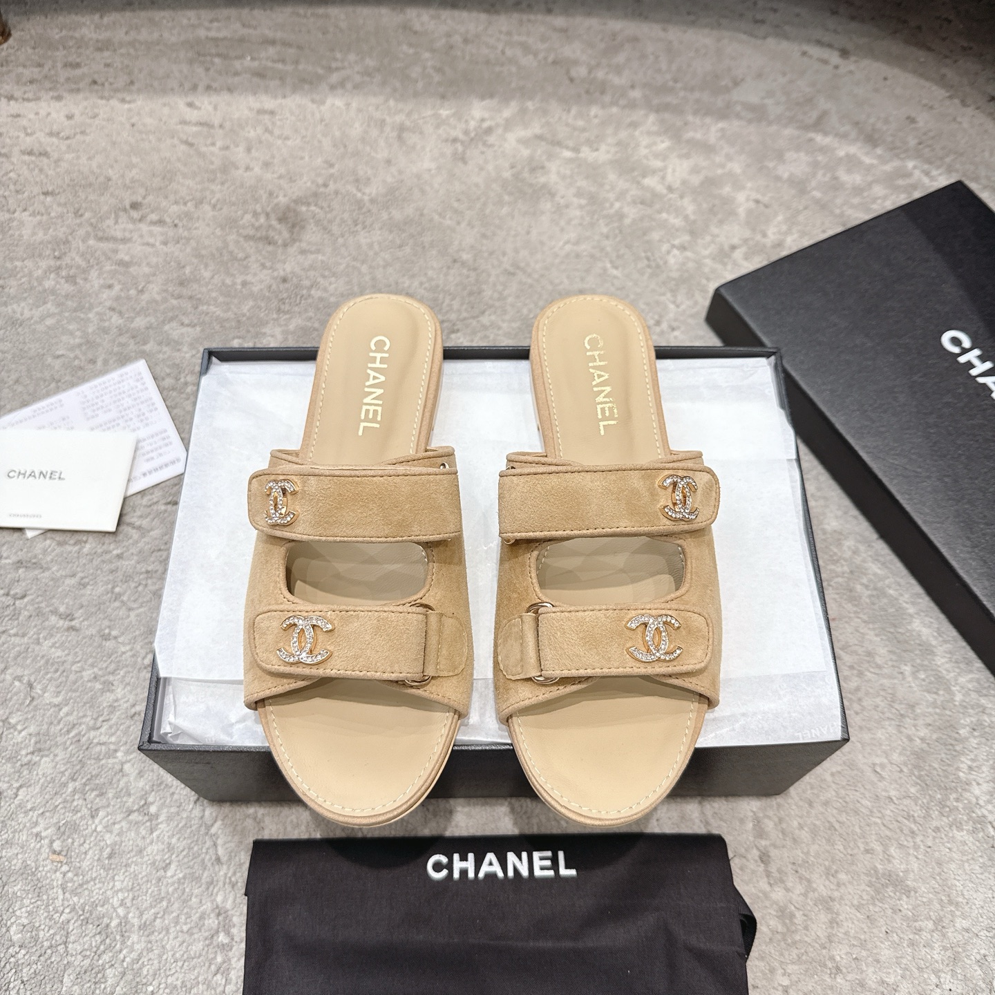 CHANEL 슬리퍼 송아지 가죽 발이 하얗게 보이는 우아한 스타일