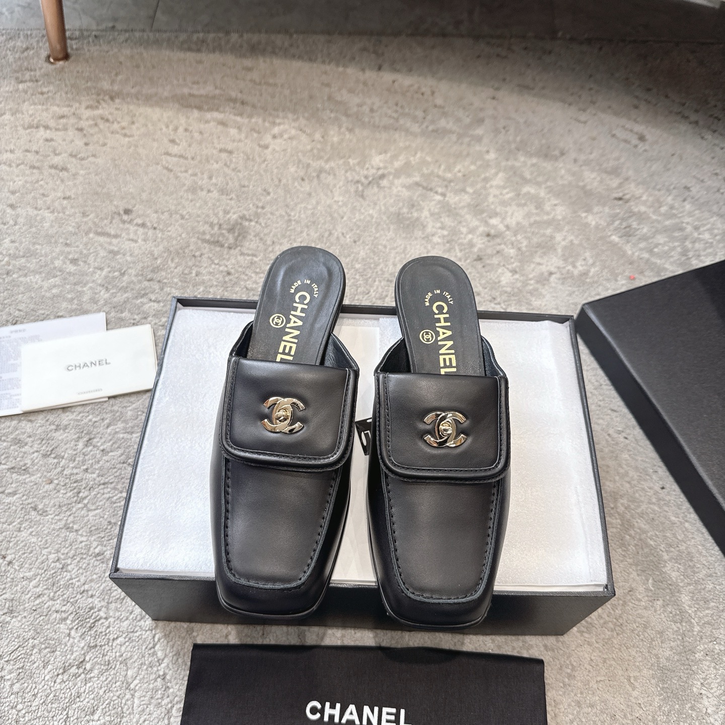 CHANEL 슬리퍼 송아지 가죽 발이 하얗게 보이는 우아한 스타일