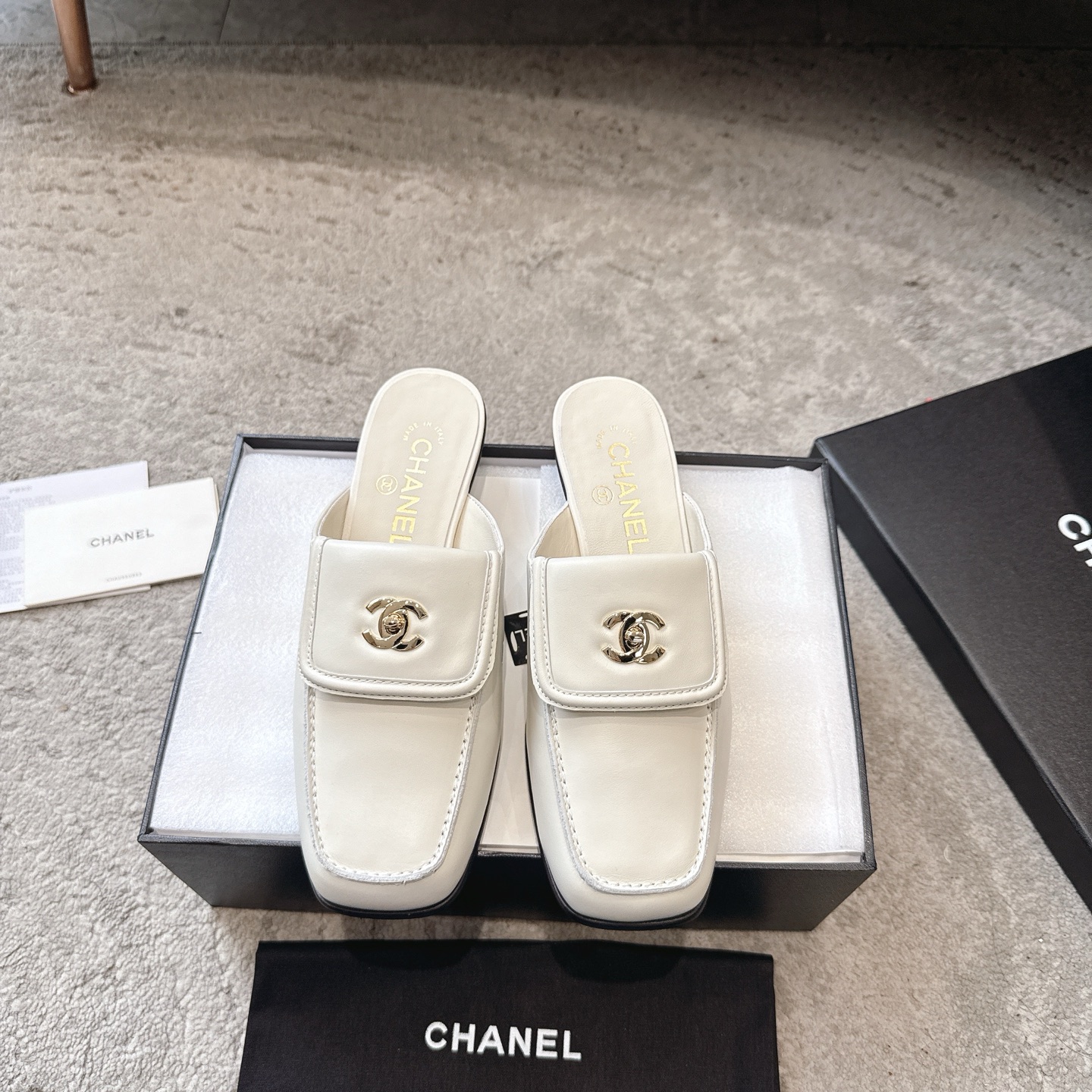 CHANEL 슬리퍼 송아지 가죽 발이 하얗게 보임 우아한 스타일