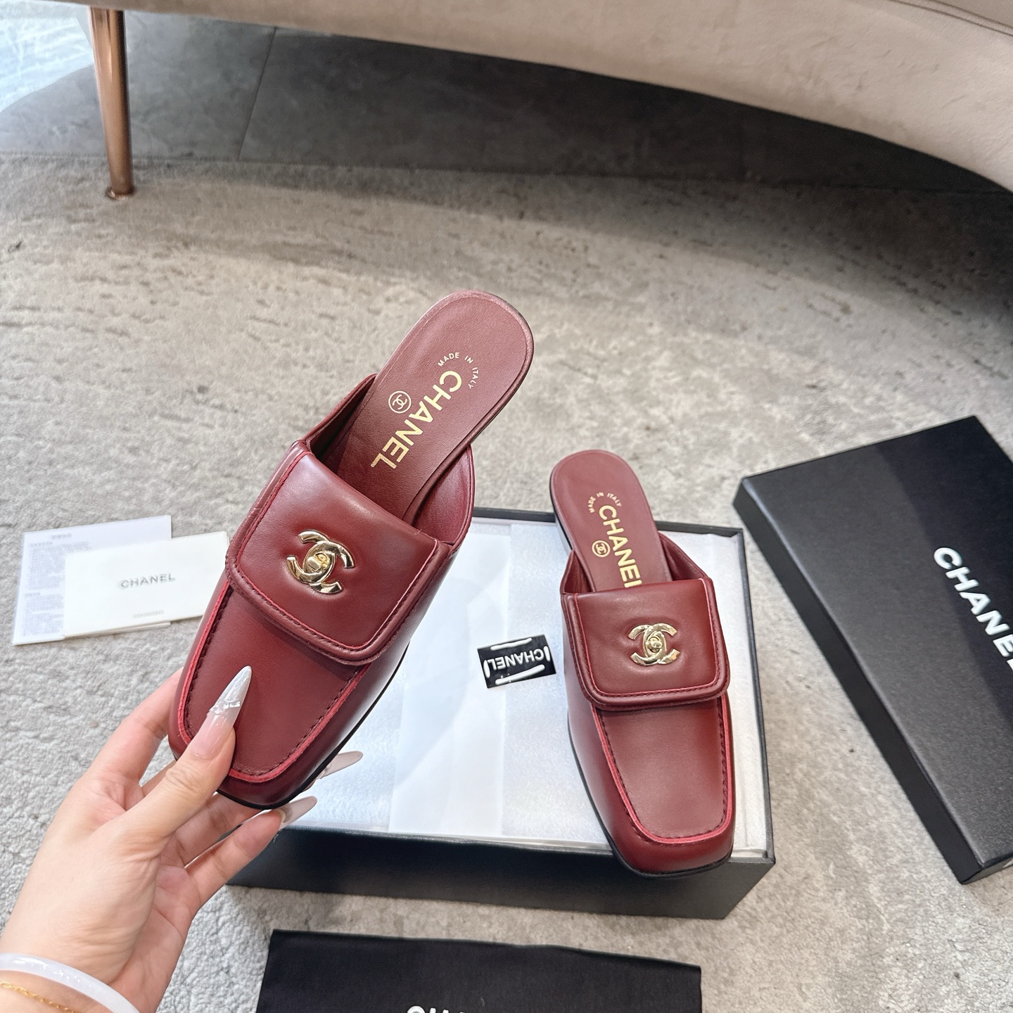 CHANEL 슬리퍼 송아지 가죽 발이 하얘 보이는 우아한 스타일