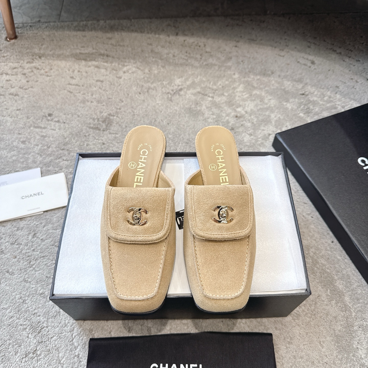 CHANEL 슬리퍼 송아지 가죽 발이 하얗게 보이는 우아한 스타일