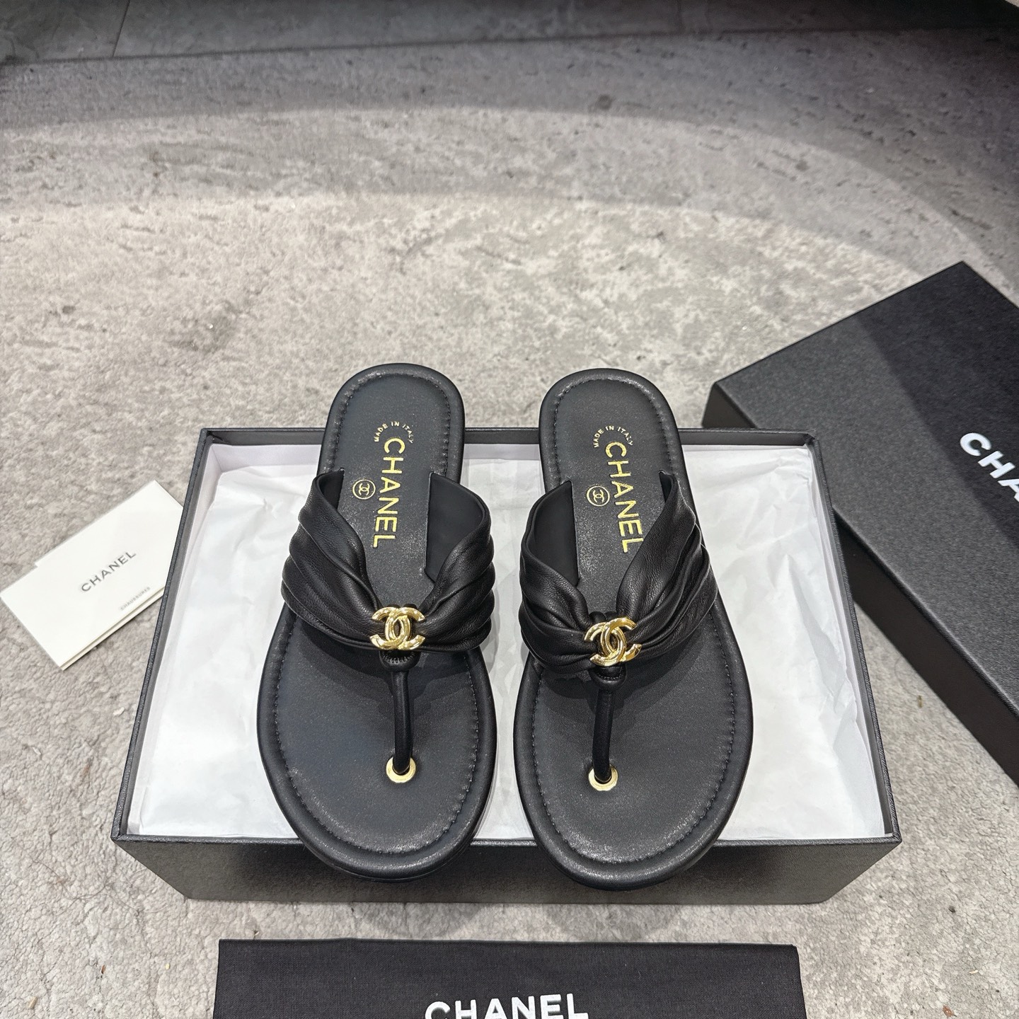 CHANEL 슬리퍼 송아지 가죽 발이 하얘 보이는 우아한 스타일