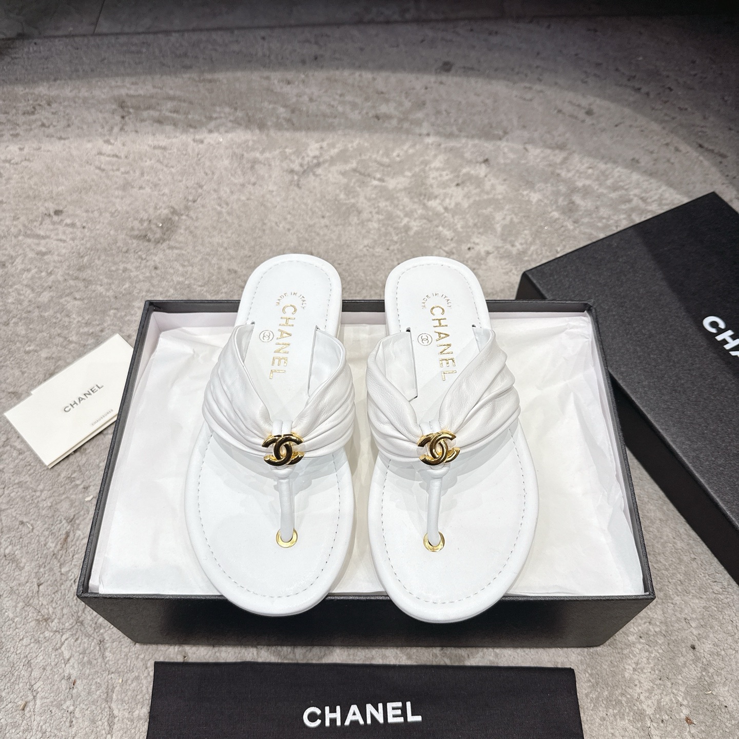 CHANEL 슬리퍼 송아지 가죽 발이 하얘 보이는 우아한 스타일